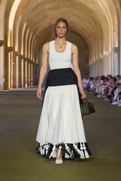 Look 16